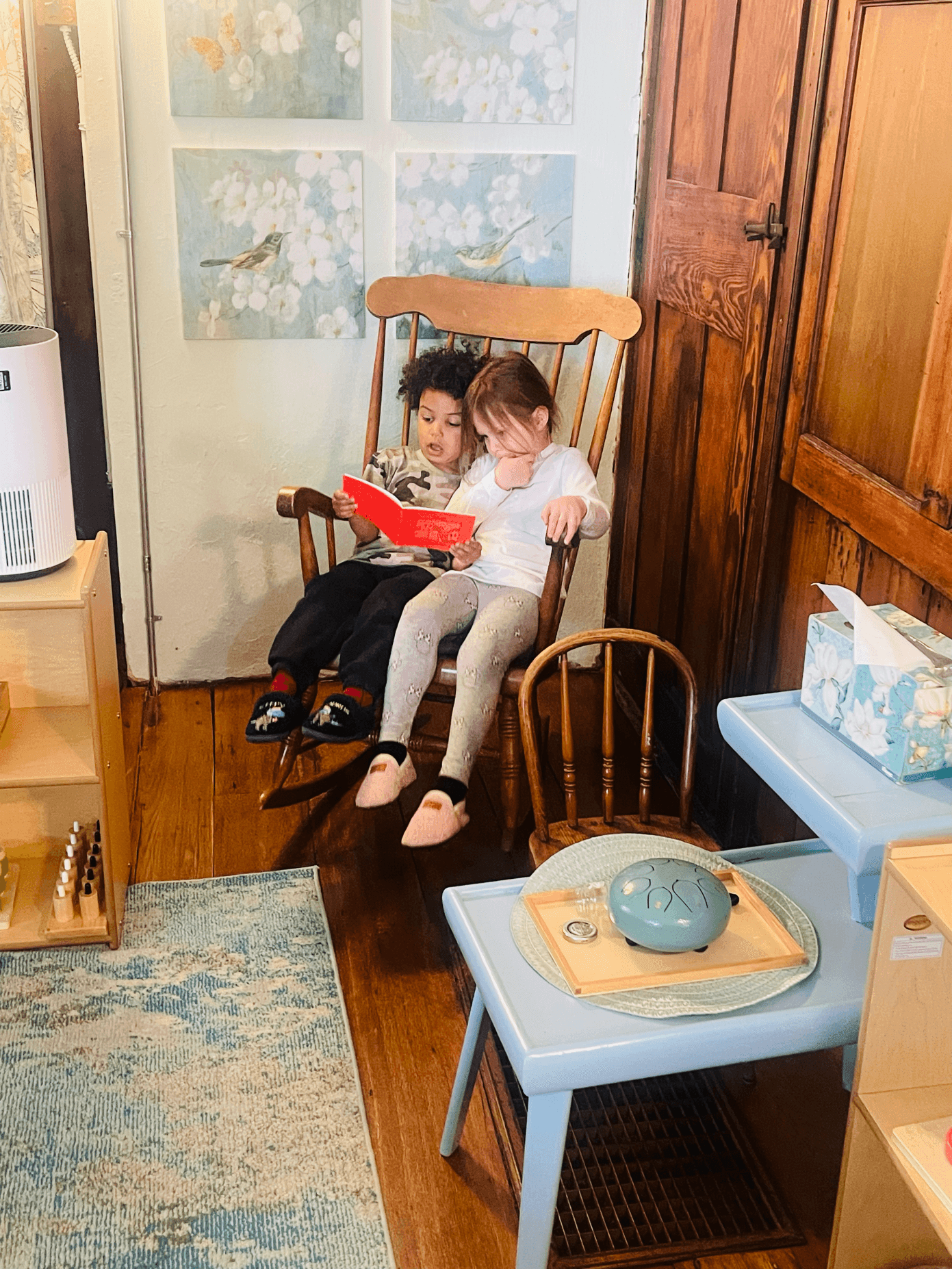 Children reading together at Spicebush